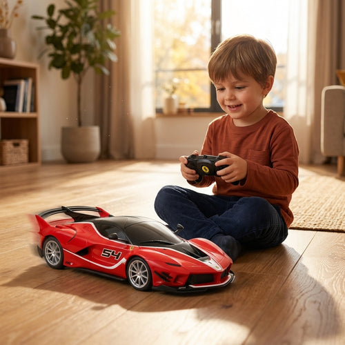 Auto na daljinski Ferrari FXX K Evo 1:24 na parketu u dnevnoj sobi