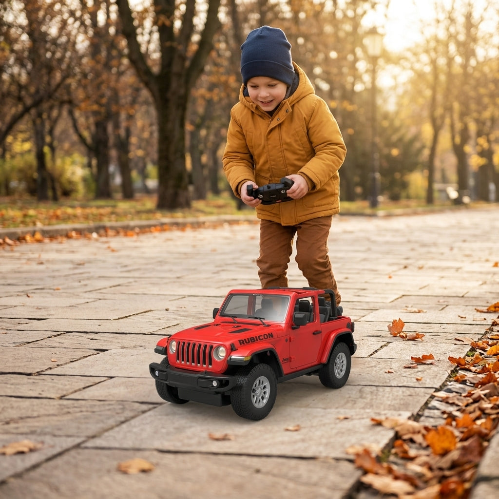 Auto na daljinski Jeep Wrangler na stazi u parku u kasnu jesen