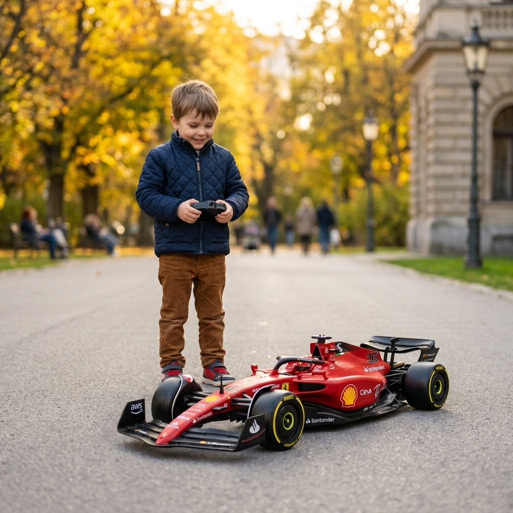 Auto na daljinski Ferrari F1-75 1:18 na stazi u gradskom parku tokom dečije igre
