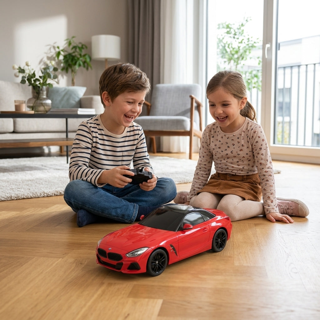 Auto na daljinski BMW 43 cm u dnevnoj sobi dok se deca zajedno igraju