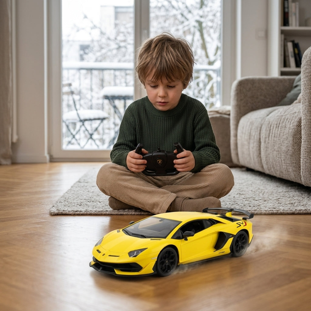 Auto Aventador na daljinski žute boje vozi se po drvenom parketu dok dečak upravlja volanom