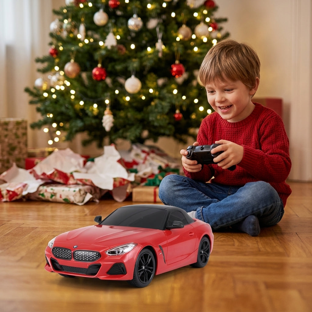 Auto na daljinski BMW Z4 1:24 crvene boje na parketu pored okićene jelke