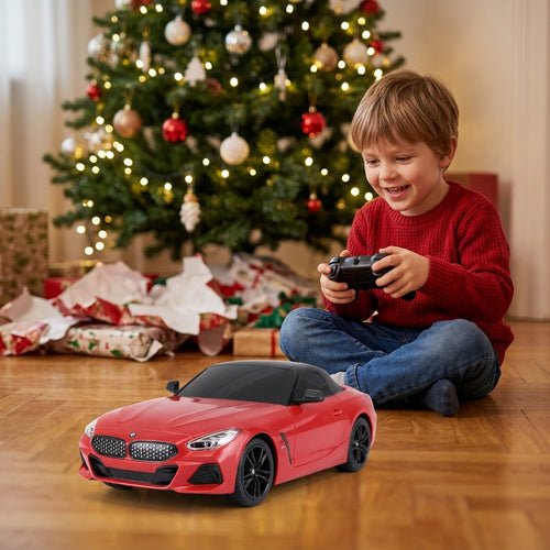 Auto na daljinski BMW Z4 1:24 crvene boje na parketu pored okićene jelke
