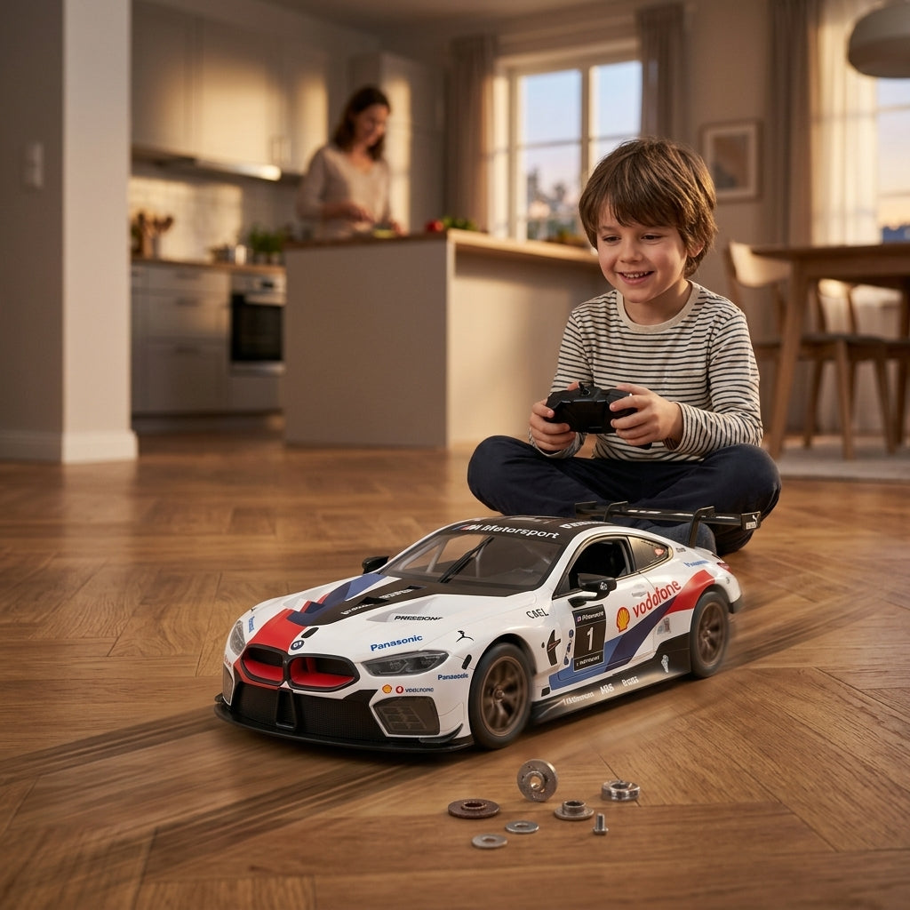 Auto na daljinski BMW GTE set za sklapanje 1:18 u vožnji po parketu dnevne sobe