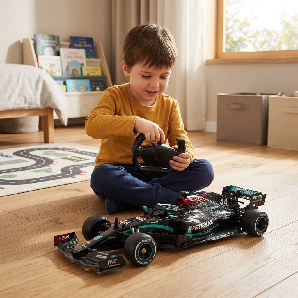 Auto na daljinski Mercedes-AMG F1 W11 1:18 koji dečak vozi po parketu dečije sobe