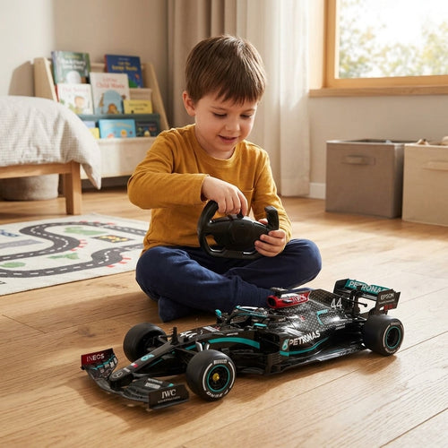 Auto na daljinski Mercedes-AMG F1 W11 1:18 koji dečak vozi po parketu dečije sobe