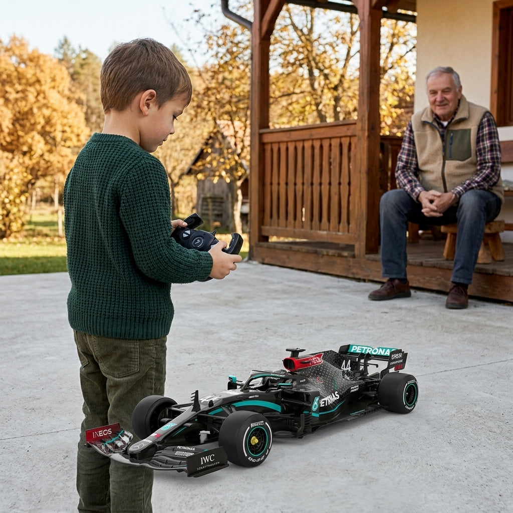 Auto na daljinski Mercedes-AMG F1 W11 1:18 u vožnji po betonskom dvorištu seoske kuće