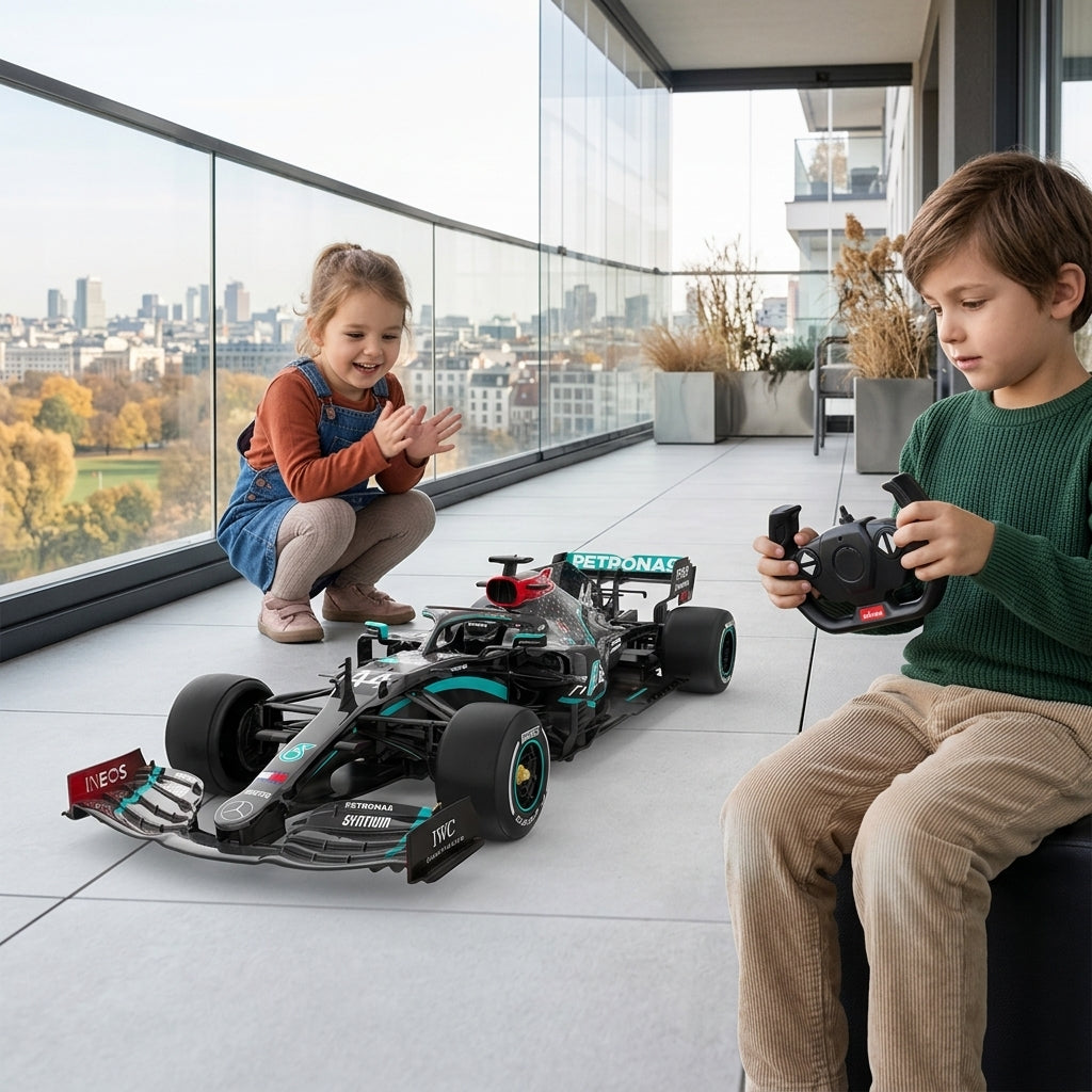 Auto na daljinski Mercedes-AMG F1 W11 1:18 na zastakljenoj terasi dok se deca igraju