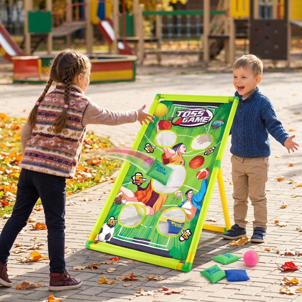 Igra „ubaci jastuk” na otvorenom dok se dvoje dece takmiče u gađanju mete
