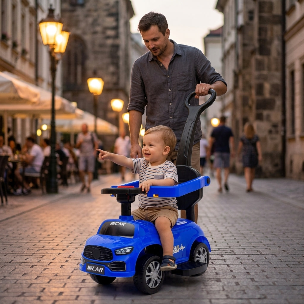 Auto guralica tamnoplava sa roditeljskom ručkom na večernjem šetalištu