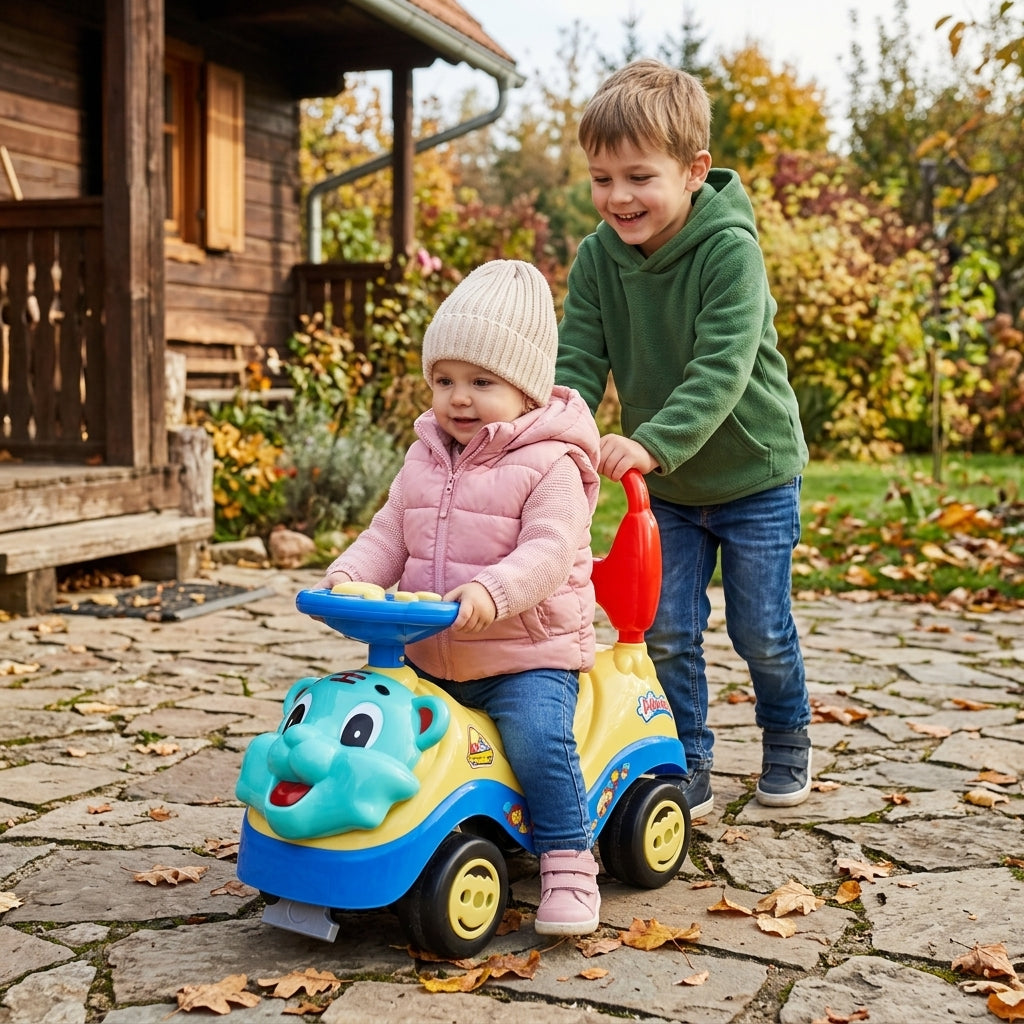 Auto guralica miks boje u plavo-žutom dezenu koju stariji brat gura za naslon u dvorištu vikendice