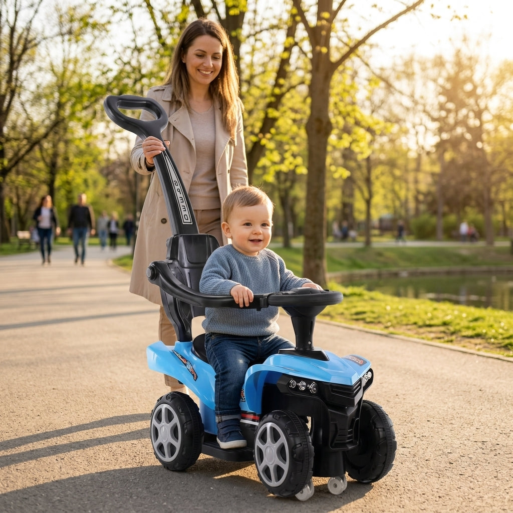 Auto guralica plava sa roditeljskom ručkom na stazi u parku dok mama gura dete