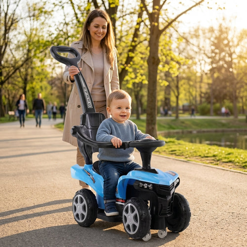 Auto guralica plava sa roditeljskom ručkom na stazi u parku dok mama gura dete