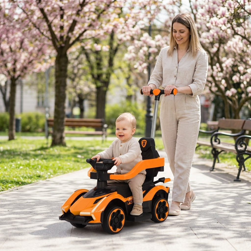 Dečja šetalica auto sa ručicom u gradskom parku tokom prolećne šetnje sa mamom
