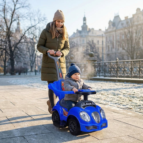 Auto guralica plava sa naslonom i ručkom u jutarnjoj zimskoj šetnji parkom sa majkom