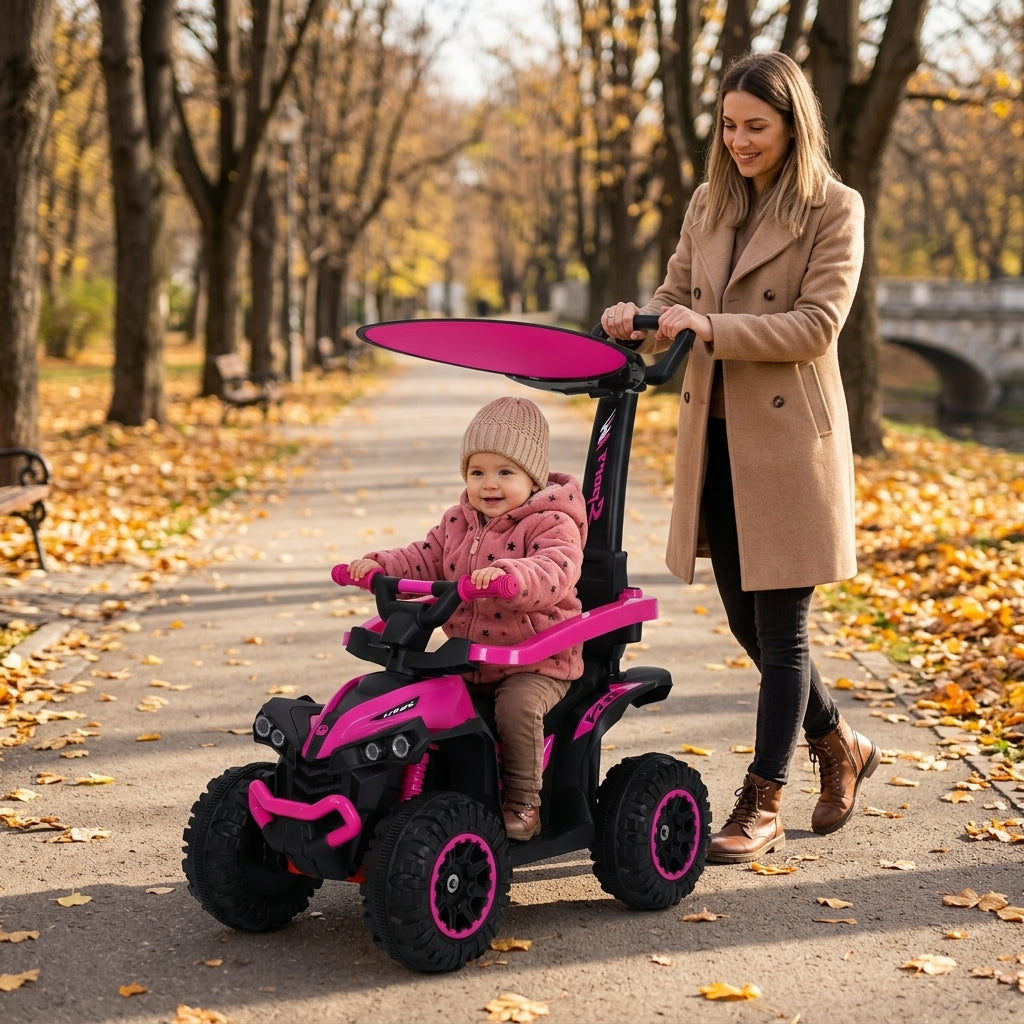 Kvad guralica roze sa tendom i ručkom u gradskom parku tokom jesenje šetnje sa mamom