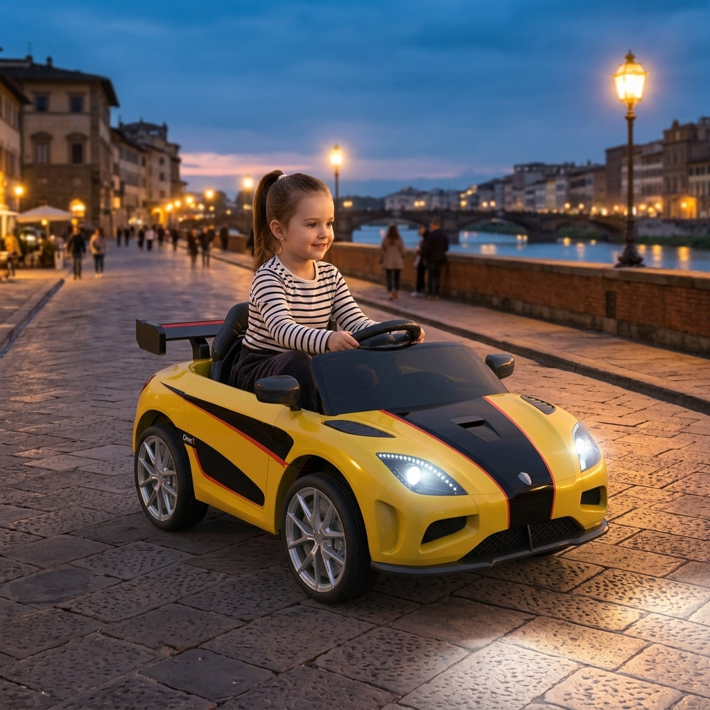 Auto na akumulator sa naslonom - devojčica vozi žuti sportski automobil sa upaljenim svetlima na večernjem šetalištu
