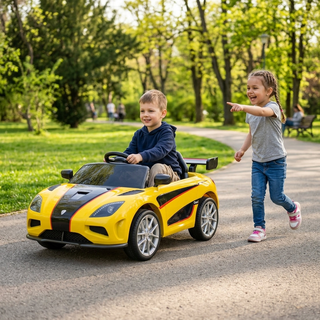 Auto na akumulator sa naslonom - dečak u vožnji po asfaltiranoj stazi gradskog parka sa drugarom koji trči pored njega