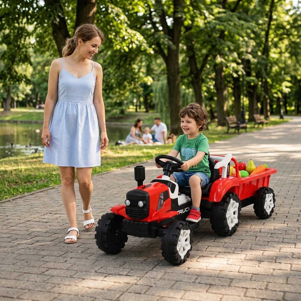 Traktor na akumulator sa muzikom dete vozi kroz gradski park u prirodi