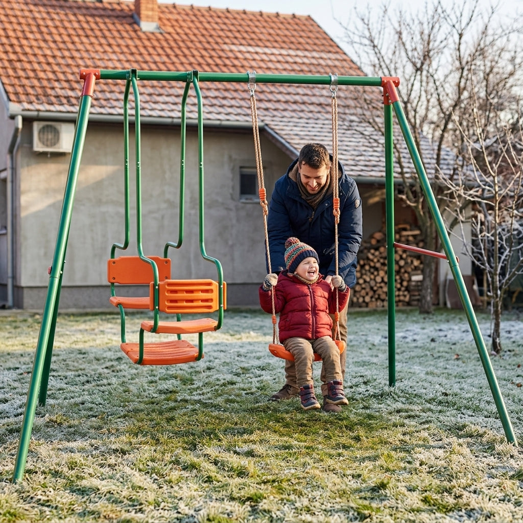 Dečja ljuljaška u porodičnom dvorištu tokom sunčanog zimskog dana