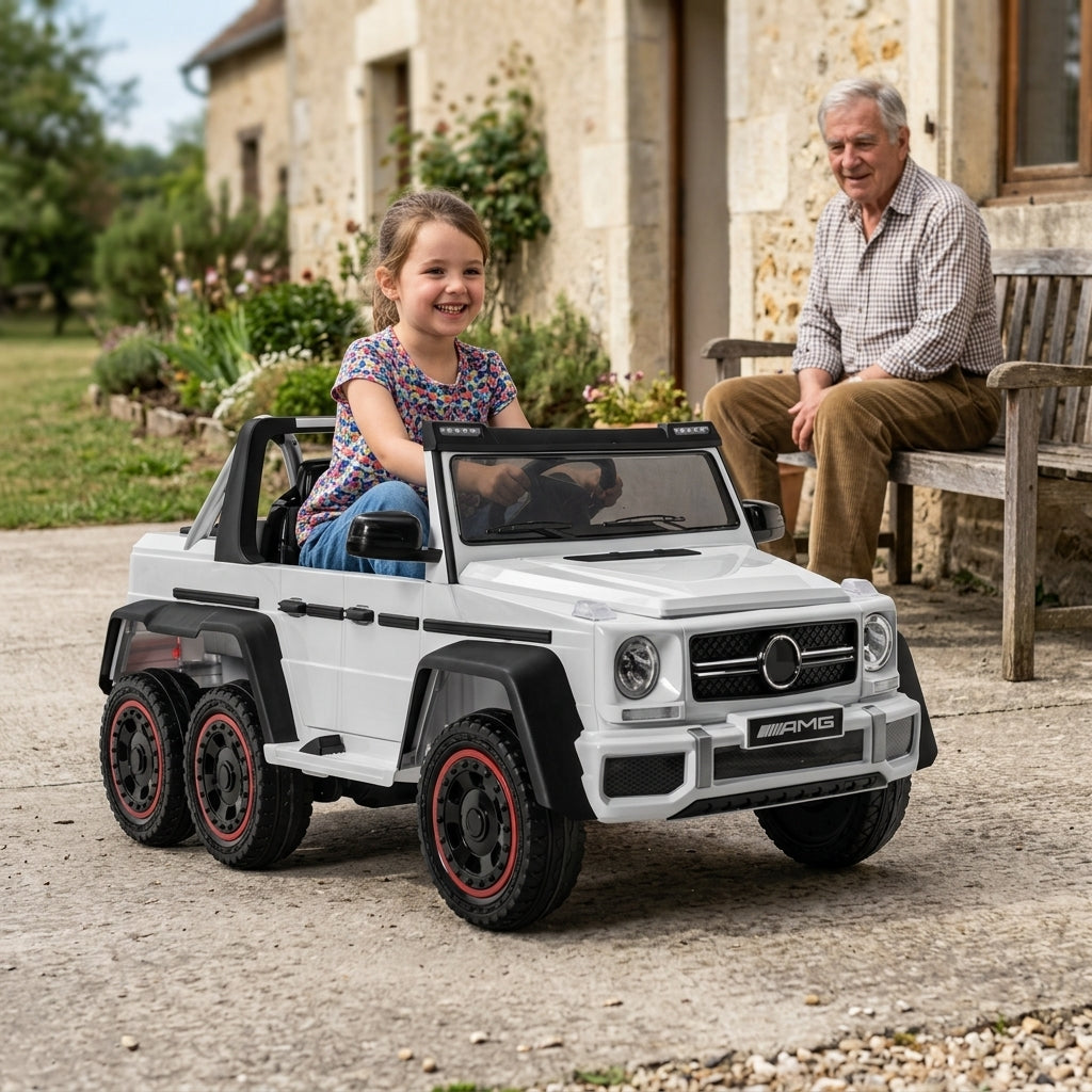 Džip na akumulator beli Mercedes 6x6 koji devojčica vozi u seoskom dvorištu