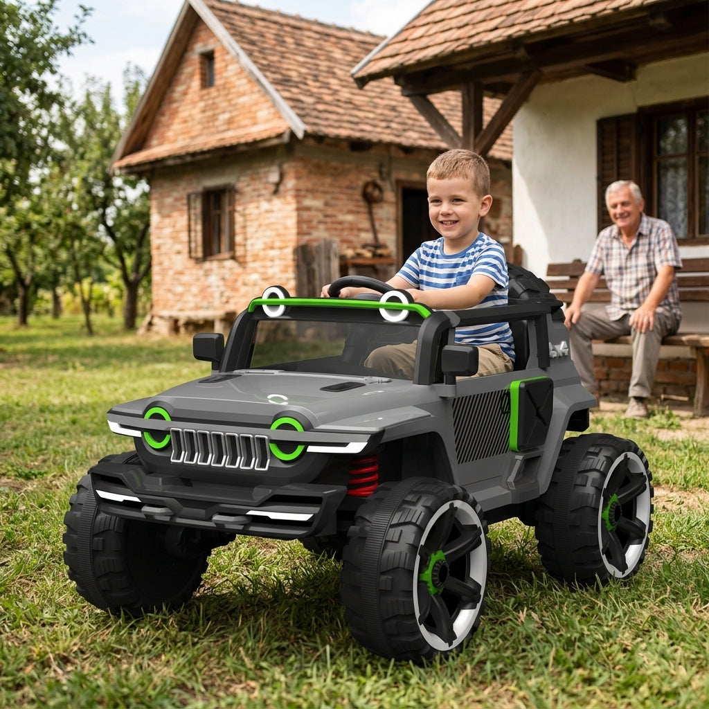 Džip na akumulator crni 4x4 u vožnji kroz zeleno dvorište na selu