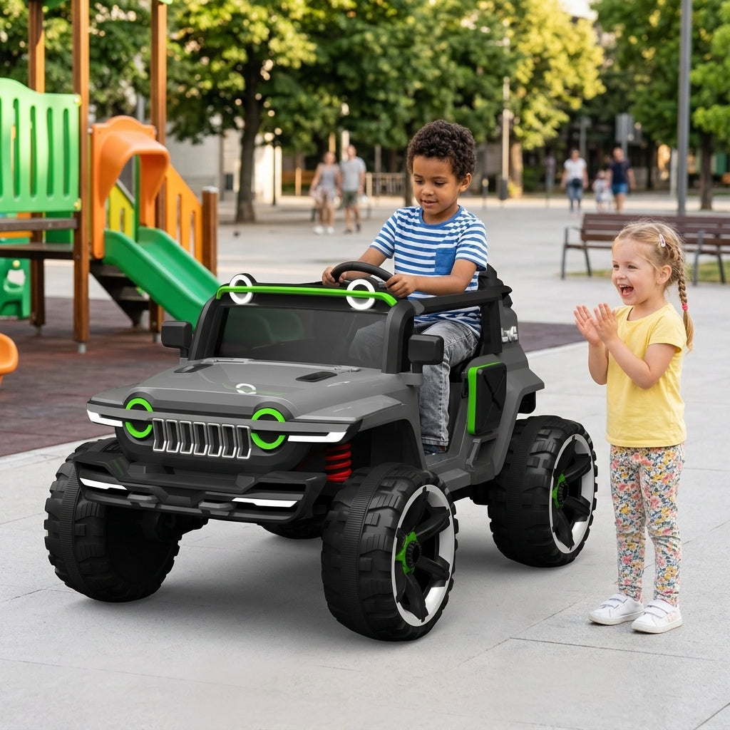 Džip na akumulator crni 4x4 na platou blizu dečijeg igrališta